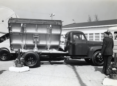 811743 Afbeelding van een driezijdenkipper vrachtwagen op het terrein van - en geproduceerd door de Carrosserie- en ...